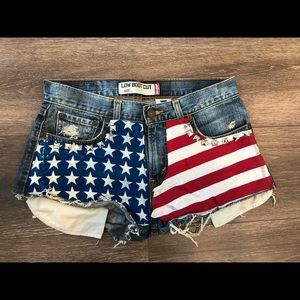 🔥SALE🔥Levis 527  low boot cut Denim shorts.